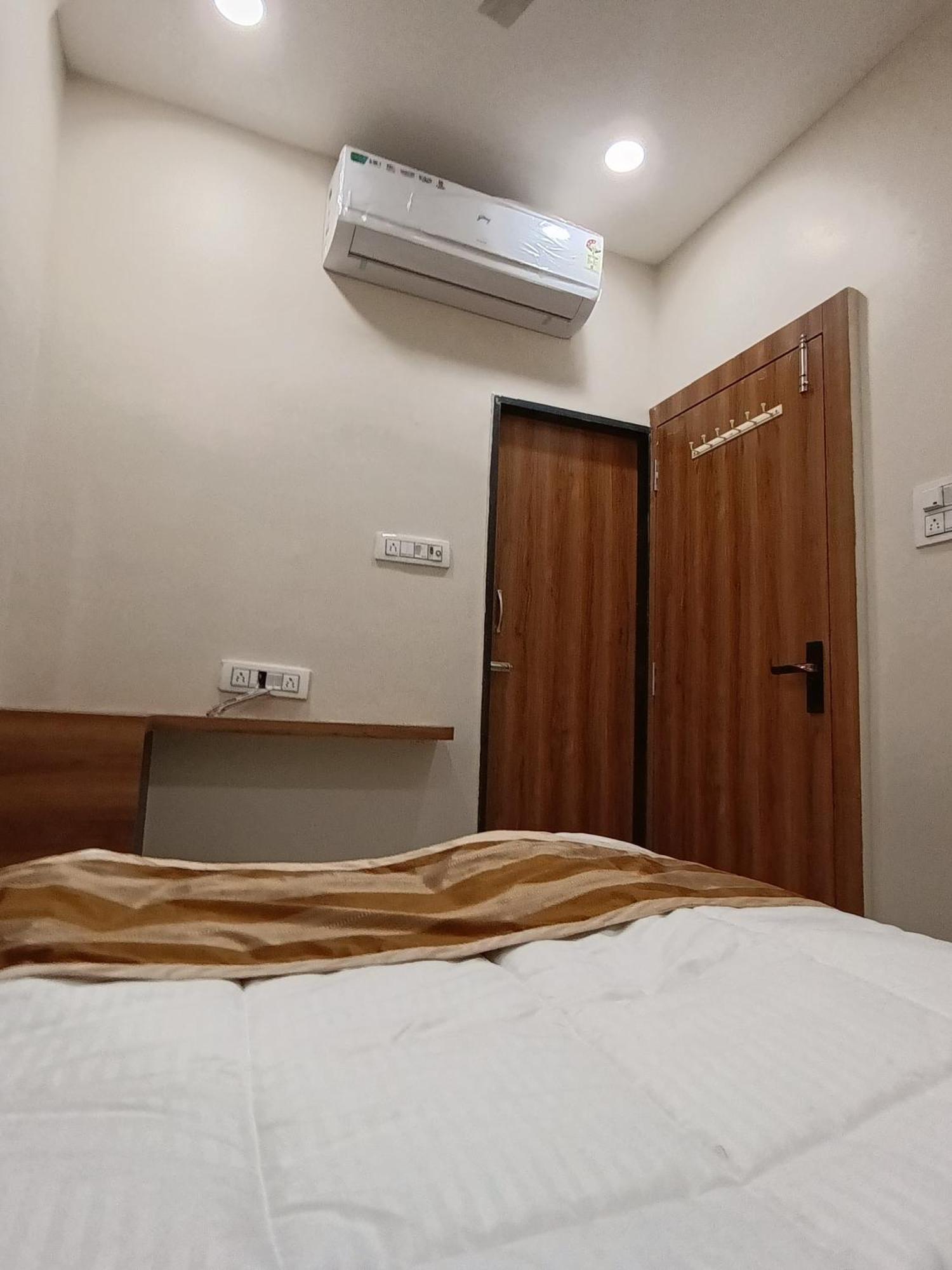 Shree Shyamraj Hotel Uddzsaín Kültér fotó