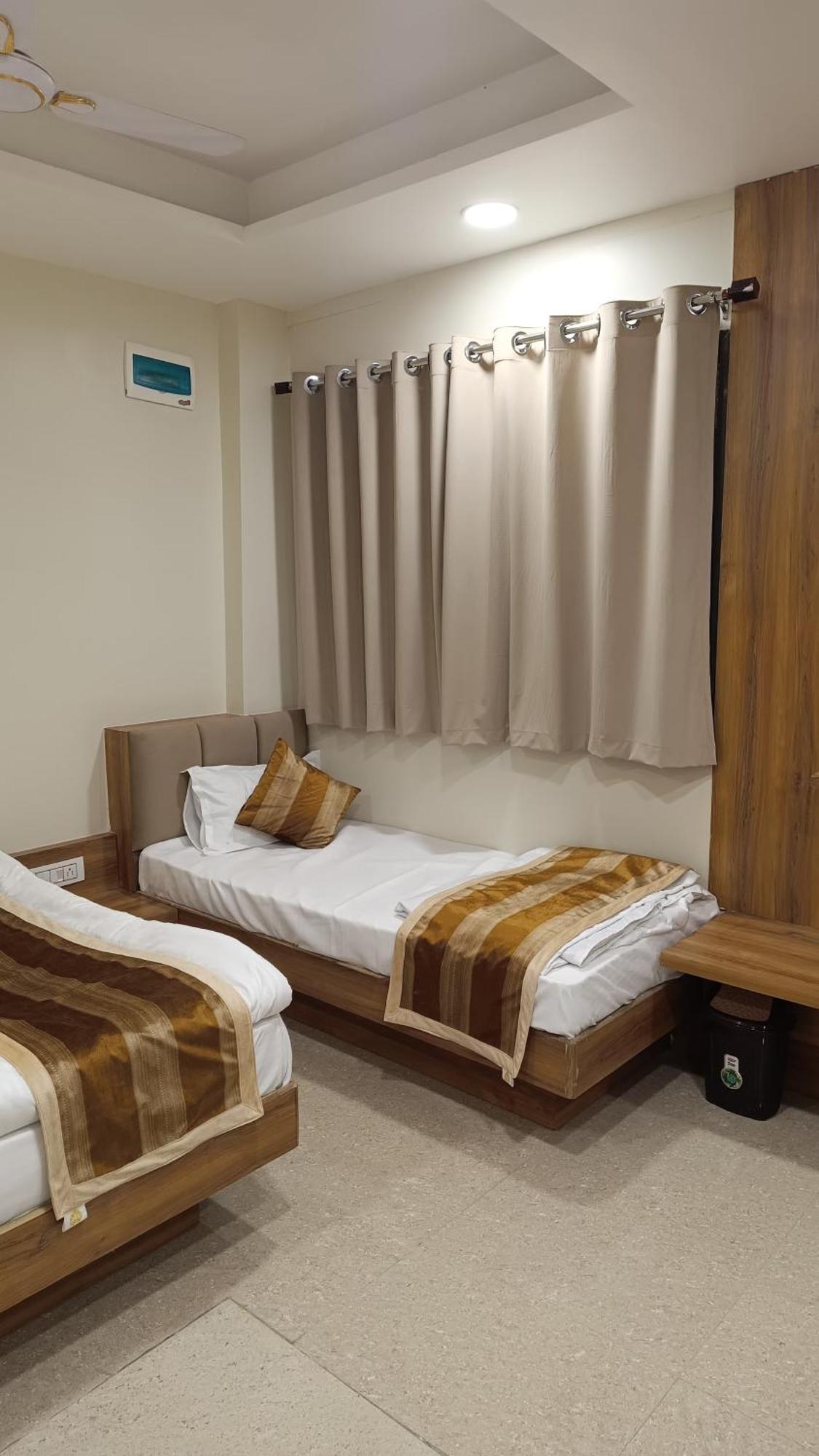 Shree Shyamraj Hotel Uddzsaín Kültér fotó
