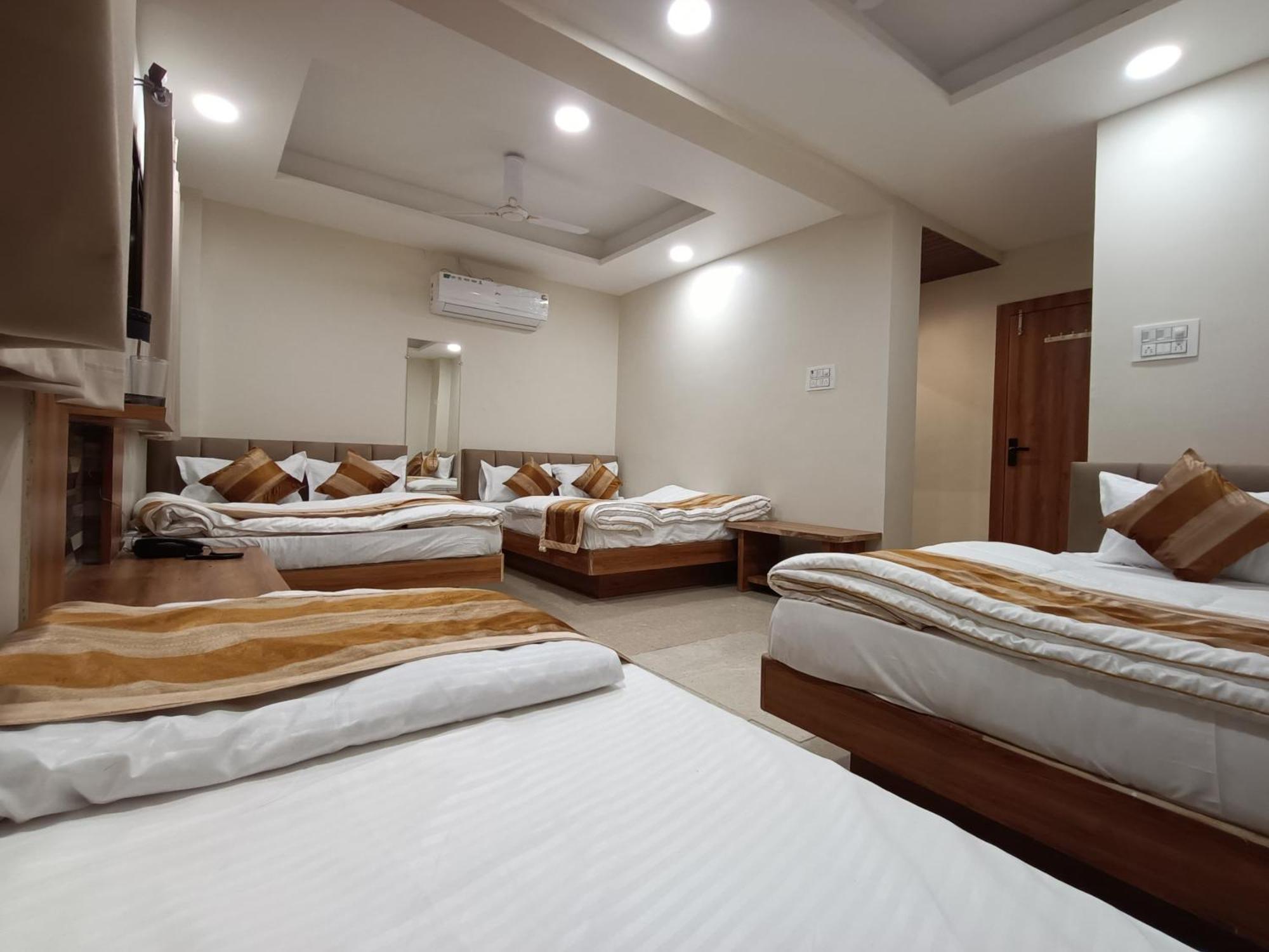 Shree Shyamraj Hotel Uddzsaín Kültér fotó