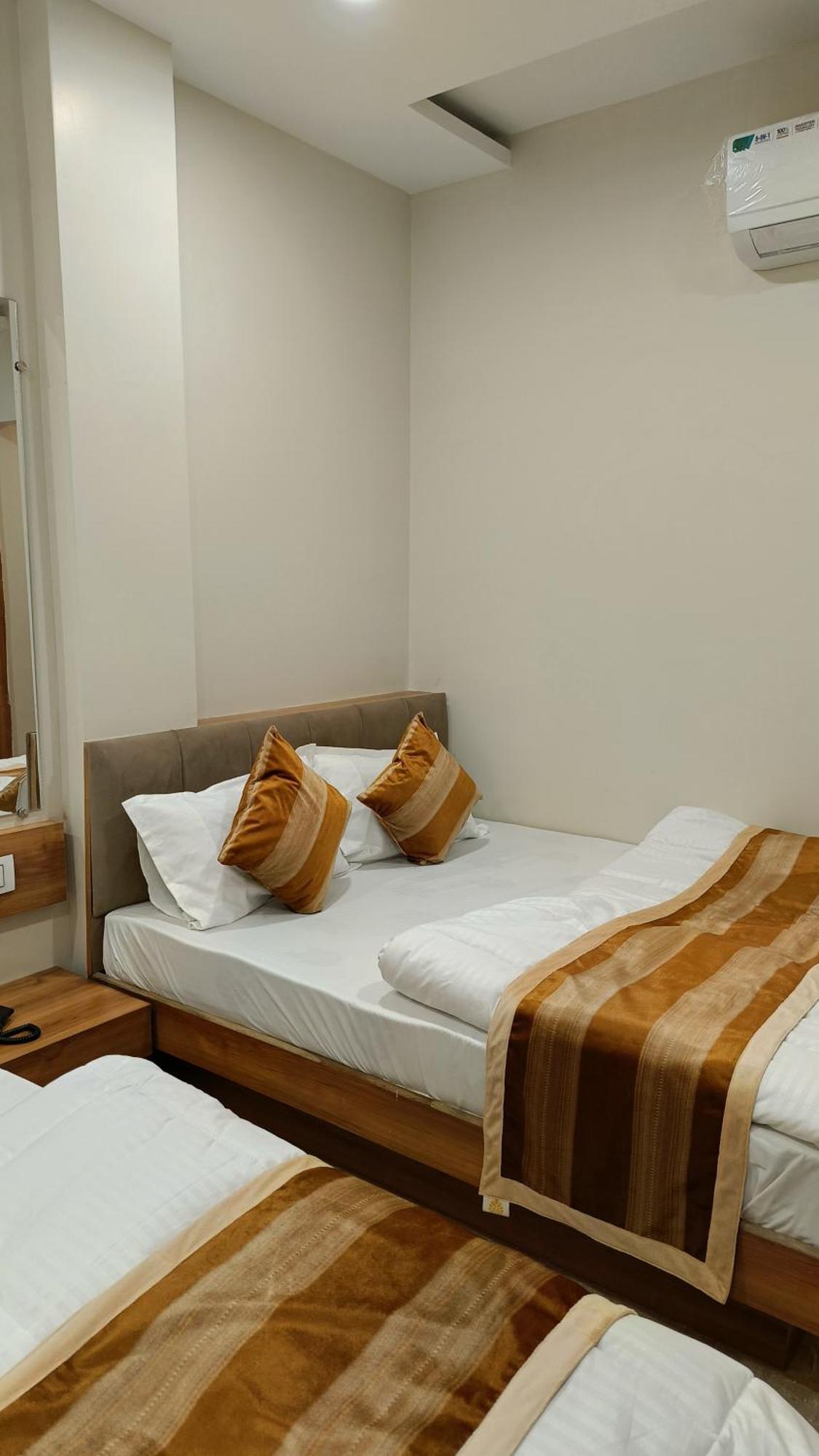 Shree Shyamraj Hotel Uddzsaín Kültér fotó