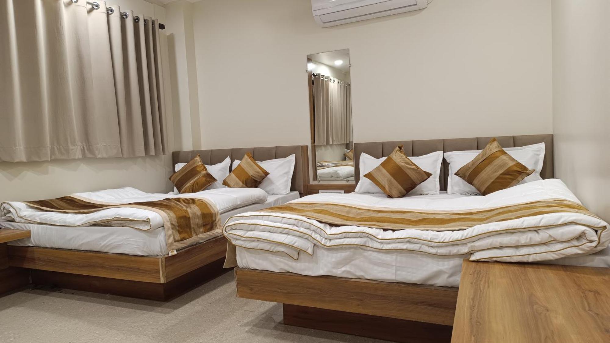 Shree Shyamraj Hotel Uddzsaín Kültér fotó