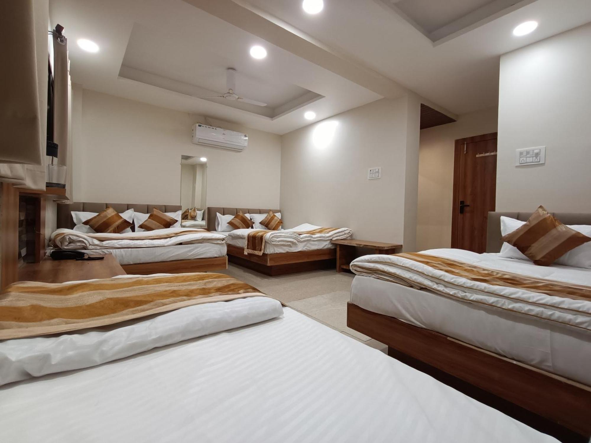 Shree Shyamraj Hotel Uddzsaín Kültér fotó
