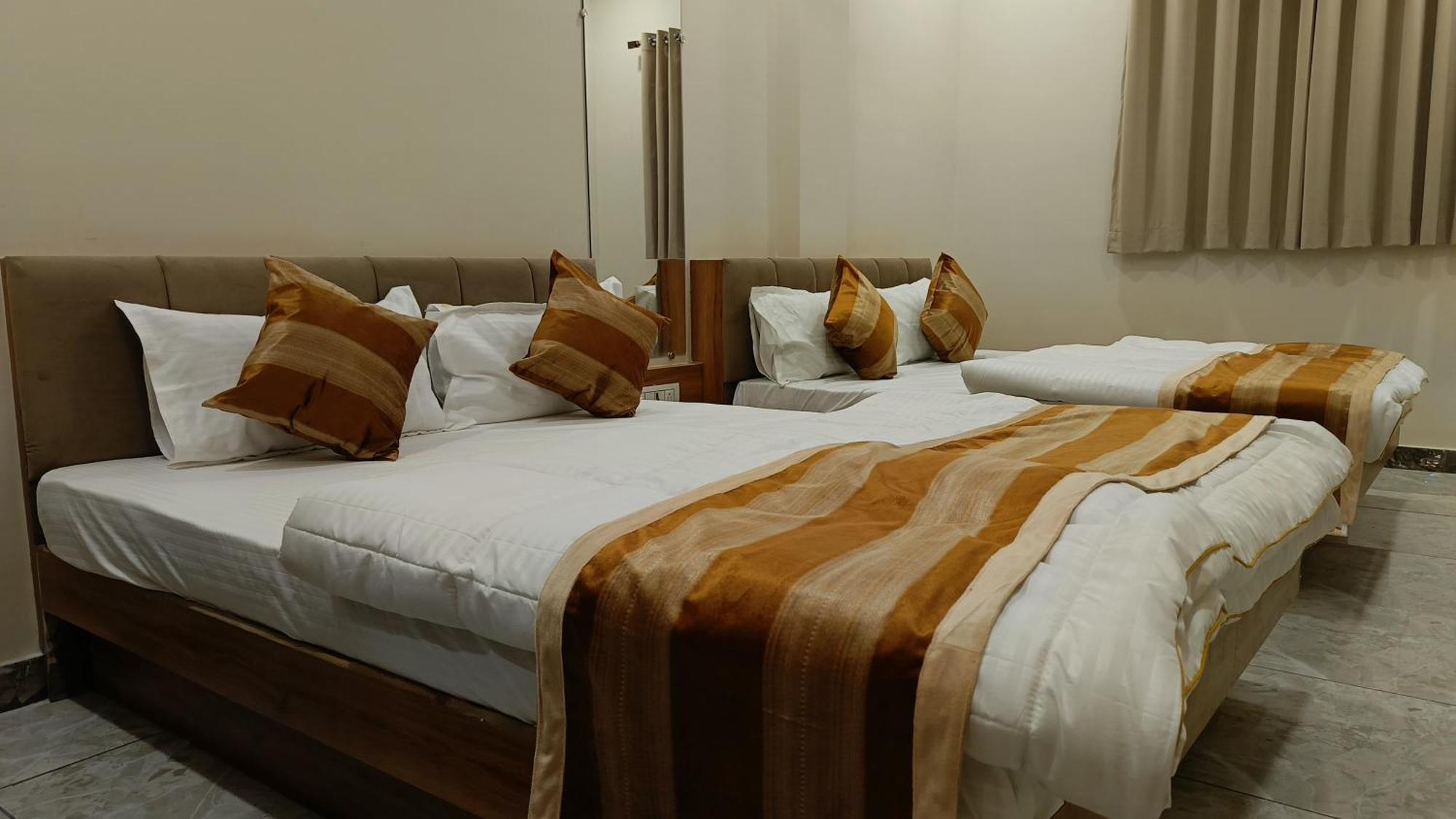 Shree Shyamraj Hotel Uddzsaín Kültér fotó