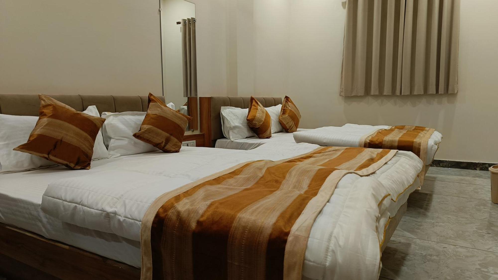 Shree Shyamraj Hotel Uddzsaín Kültér fotó