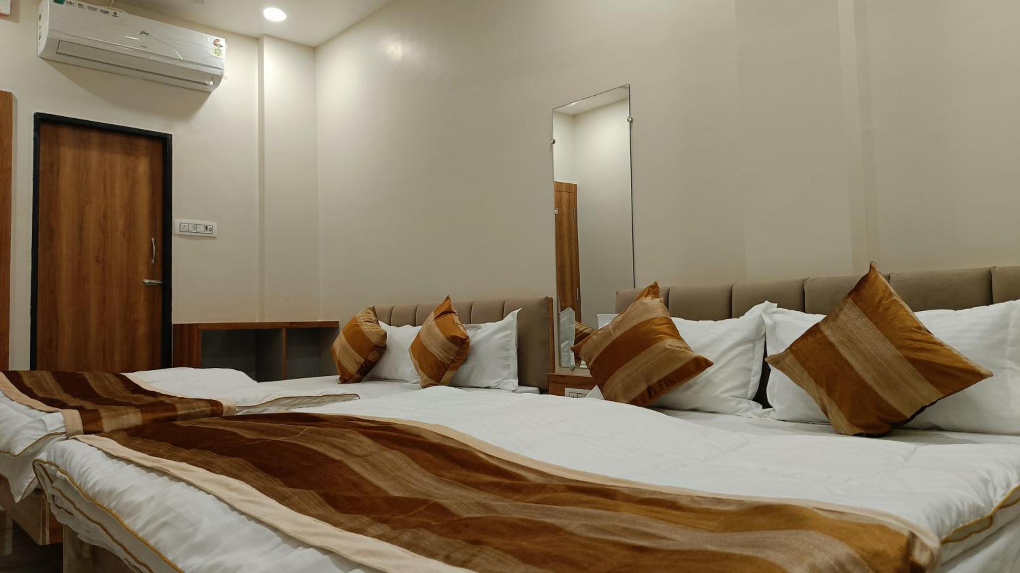 Shree Shyamraj Hotel Uddzsaín Kültér fotó