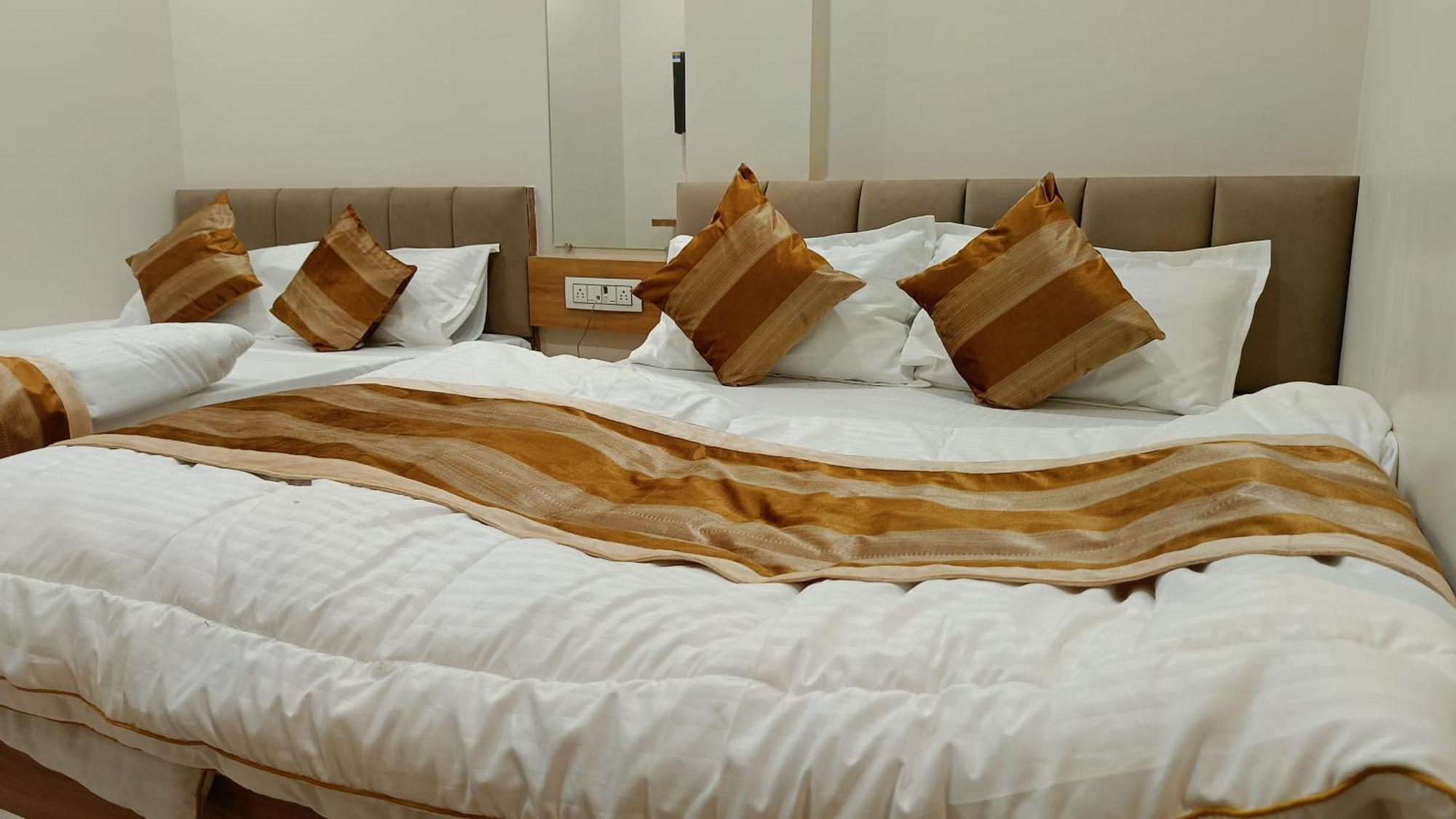 Shree Shyamraj Hotel Uddzsaín Kültér fotó